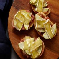 Baked Prosciutto and Brie with Apple Butter_image