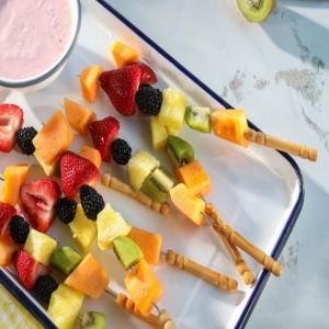 Fruit Kabobs with Strawberry Cream Cheese Yogurt Dip_image