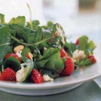 Strawberry and Arugula Salad with Hazelnut Dressing_image