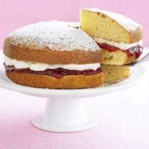 Easy Homemade Victoria Sponge Cake_image