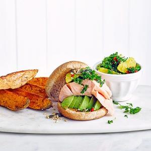 Salmon burgers with kale salsa_image