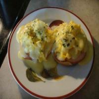Easy Scrambled Eggs Benedict for Two_image