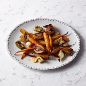 Roasted Carrots with Almonds and Olives_image