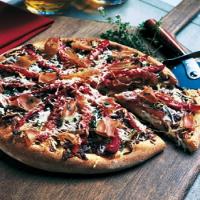 Mozzarella and Prosciutto Pizza with Balsamic Onions_image