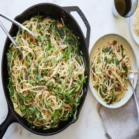 Blond Puttanesca (Linguine With Tuna, Arugula and Capers) image