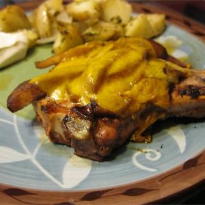 Cheesy Pork Chops with Spicy Apples_image