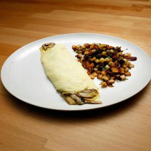 Mushroom Omelet with Bacon and Onion Hash_image