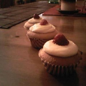 White strawberry cupcakes_image