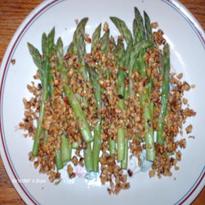 Steamed Asparagus With Walnuts and Browned Butter Sauce_image