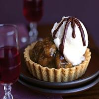 Caramelized-Banana Tartlets with Bittersweet Chocolate Port Sauce_image