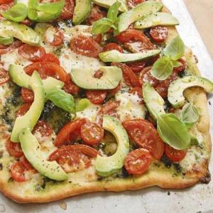 Tricolore pizza with basil oil_image