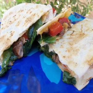 Mushroom and Spinach Quesadilla With Garden Salad_image