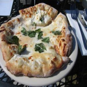 Olive Garden Chicken Formaggio Pizza_image