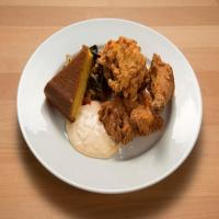 Fried Chicken with Buttermilk Sriracha Dipping Sauce and Cornbread_image