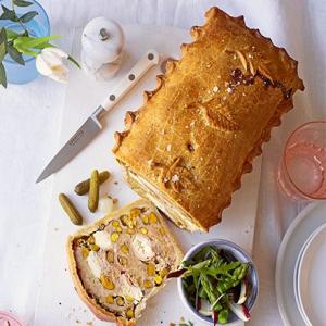 Chicken, ham & asparagus picnic pie_image