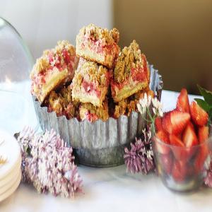 Strawberry Crumble Cheesecake Bars Recipe by Tasty image