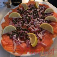 Smoked Salmon with Capers, Red Onions and Lemon Fast2eat_image