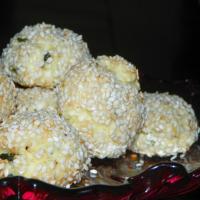Baked Cheese Balls With Herbs and Sesame Seeds_image