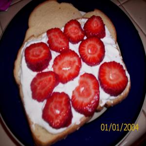 Fruit and Whipped Cream Sandwich_image
