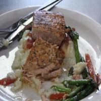 Grilled Salmon with Grits and Fresh Vegetables_image