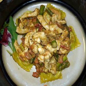Gorgonzola Pesto Sauce over Ravioli, Chicken & Asparagus image
