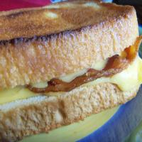 Simple Bacon-Cheddar Sandwich_image