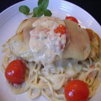 Mozzarella Topped Chicken With Roasted Tomato and Basil Sauce_image