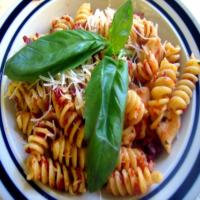 Penne With Sun-Dried Tomato Pesto and Chicken_image
