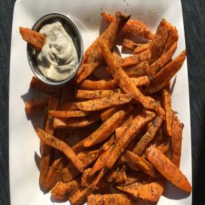 Dill Sweet Potato Fries with Vegan Dip_image