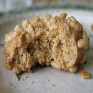 Crunchy Peanut Cookies (With Rice Krispies Coating!)_image
