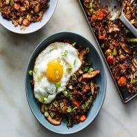 Spicy Oven-Fried Rice With Gochujang and Fried Eggs_image