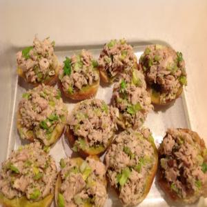 Tuna Hummus Crostini Recipe - (4.4/5)_image