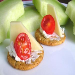 Emily's Cheese and Tomato Cracker Appetizer_image