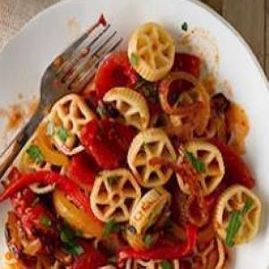 CARTWHEEL PASTA WITH PEPPERS & ONIONS_image