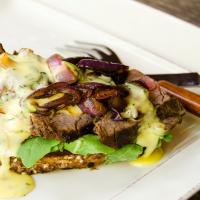 Open Faced Steak Sandwich with Béarnaise Sauce_image