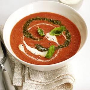 Rich tomato soup with pesto_image