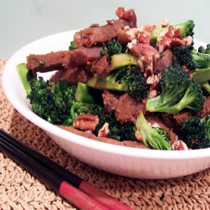 Stir-Fried Beef, Broccoli and Pecans in Garlic Sauce_image