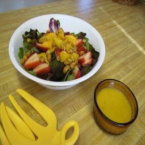 Tossed Salad With Peachy Vinaigrette_image