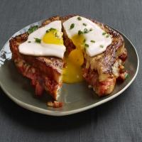 French Toast with Bacon, Onion and Tomato Jam_image