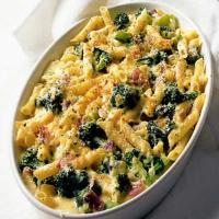 Crusty pasta & broccoli bake image