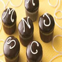 Monogrammed Cream-Filled Cupcakes_image