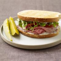 Roast beef sandwiches with horseradish mayo_image