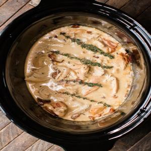 Slow Cooker Chicken with Bacon Gravy_image