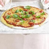Pizza Margherita in 4 easy steps image