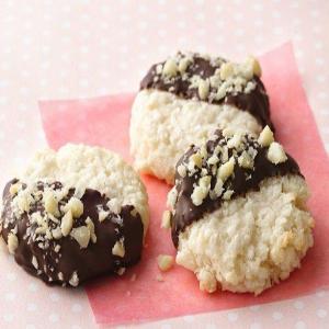 Black-and-White Coconut Macaroons_image