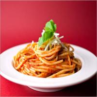 Pasta With Pepper and Tomato Sauce_image