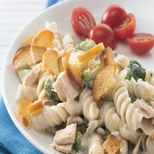 Creamy Tuna and Broccoli Casserole with Bagel Chips_image