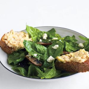 Spinach and Mushroom Salad with White-Bean Toasts_image
