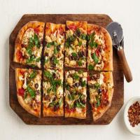 Cauliflower, Tomato and Olive Pizza_image