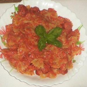 Farfalle With Sausage, Tomatoes, and Cream_image